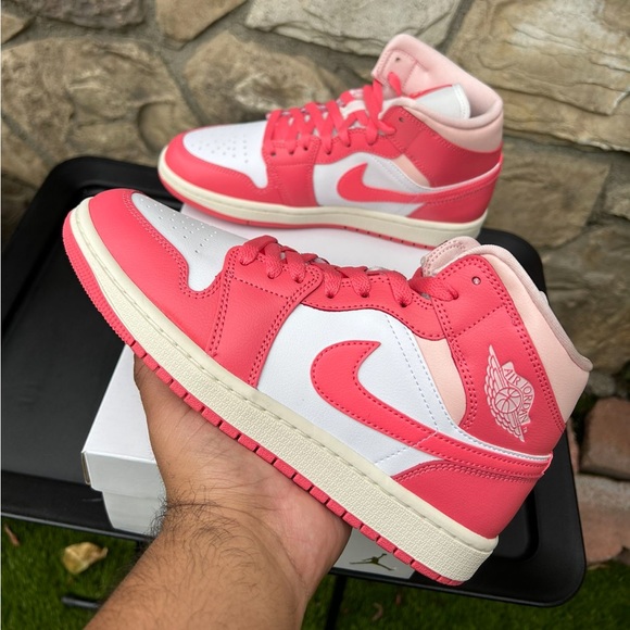 Air Jordan 1 Mid “Strawberries and Cream” Size 6.5 Women’s - Picture 5 of 11